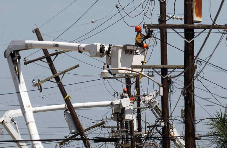 48 Spine Chilling Linemen Photos During Work