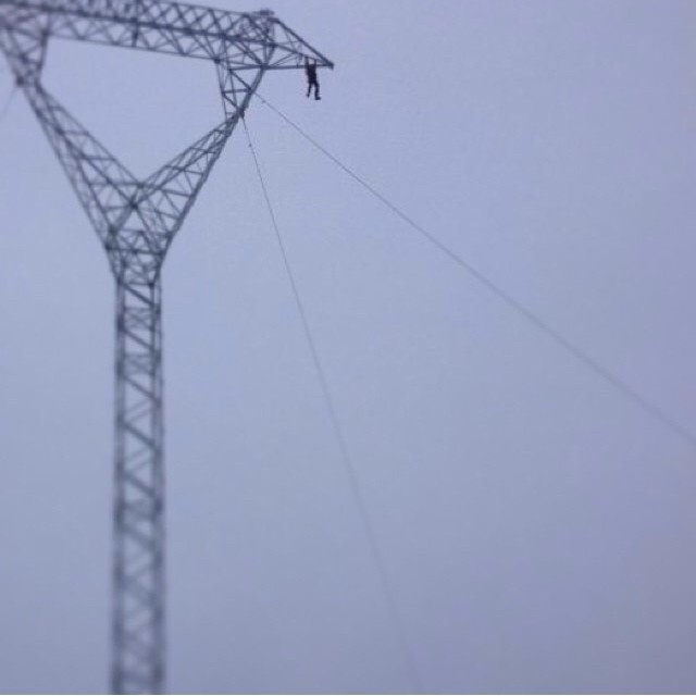 thats-how-a-line-man-do-his-chin-ups