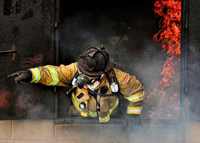 23 Incredibly Heroic Real Life Firefighters Photos in Action